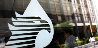 Petróleos Mexicanos ( PEMEX ) reportó un incremento significativo en la elaboración de gasolinas y diésel durante febrero de 2026, como resultado del fortalecimiento del Sistema Nacional de Refinación, en línea con la estrategia del Gobierno de México para avanzar hacia la soberanía energética.