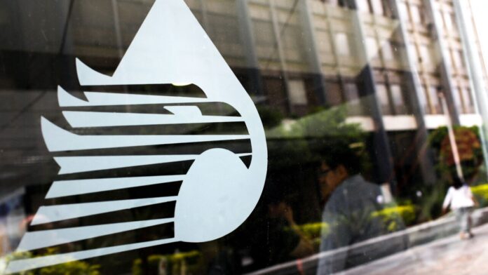 Petróleos Mexicanos ( PEMEX ) reportó un incremento significativo en la elaboración de gasolinas y diésel durante febrero de 2026, como resultado del fortalecimiento del Sistema Nacional de Refinación, en línea con la estrategia del Gobierno de México para avanzar hacia la soberanía energética. Petróleos Mexicanos ( PEMEX ) reportó un incremento significativo en la elaboración de gasolinas y diésel durante febrero de 2026, como resultado del fortalecimiento del Sistema Nacional de Refinación, en línea con la estrategia del Gobierno de México para avanzar hacia la soberanía energética.