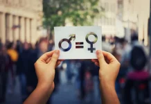 De mantenerse la tendencia actual, México alcanzará la paridad de género en los consejos de administración hasta 2043, de acuerdo con un análisis del Instituto Mexicano para la Competitividad (IMCO), que además advierte del alto costo económico de la desigualdad en la participación de las mujeres. El organismo estima que, si México elevara la participación económica femenina del 46% actual al promedio de la Organización para la Cooperación y el Desarrollo Económicos (67%), sería necesario incorporar a 18.6 millones de mujeres al mercado laboral. Esto podría traducirse en un incremento de 6.9 billones de pesos en el Producto Interno Bruto hacia 2035. En el caso de Jalisco, el impacto también sería significativo: sumar a más mujeres a la economía implicaría un aumento de 112.6 mil millones de pesos en la próxima década, equivalente a un crecimiento del PIB de 5.2%. Pese a este potencial, los avances en representación femenina en órganos de decisión empresarial siguen siendo limitados. En 2025, las mujeres ocupan en promedio el 14% de los asientos en consejos de administración, apenas un punto porcentual más que en los últimos dos años. A este ritmo, la igualdad en estos espacios clave aún está lejana, y el 19% de los consejos continúa integrado exclusivamente por hombres. El estudio, elaborado en conjunto con Kiik Consultores, destaca que solo 5.5% de las consejeras son independientes, frente a 28% de los hombres, lo que evidencia una brecha en la toma de decisiones. Además, apenas 4% de las mujeres preside un consejo, proporción que ha retrocedido por segundo año consecutivo. A nivel internacional, México se ubica como el país con menor participación femenina en consejos de administración en América Latina, según la OCDE. Esto contrasta con la tendencia global, donde la presencia de mujeres creció de 21% a 32.5% entre 2016 y 2024. En cuanto a la alta dirección, el IMCO advierte un estancamiento en los puestos más altos. Las mujeres representan apenas el 3% de las direcciones generales, mientras que alcanzan 15% en finanzas y 26% en áreas jurídicas. Aunque el 64% de las empresas aún no cuenta con mujeres en las tres principales direcciones (general, financiera y jurídica), esto representa una mejora frente al 73% registrado en 2024. Por quinto año consecutivo, el IMCO analizó cerca de 200 empresas listadas en bolsas de valores del país, con base en reportes de la Comisión Nacional Bancaria y de Valores. Además, por primera vez levantó una encuesta a más de 250 compañías para evaluar las brechas de género a nivel estatal, en colaboración con la Secretaría de Desarrollo Económico de Jalisco. Jalisco: avances y contrastes En el estado, donde existen más de 365 mil unidades económicas —de las cuales 99.8% son micro, pequeñas y medianas empresas (MiPymes)—, el panorama muestra contrastes. Si bien 47% de las personas propietarias en MiPymes son mujeres y una de cada cinco empresas tiene mayoría femenina en puestos directivos, persisten retos en la medición y cierre de brechas salariales. En empresas grandes, las mujeres continúan concentradas en áreas como mercadotecnia y recursos humanos, mientras que los hombres dominan sectores estratégicos como operaciones y tecnología. Además, por cada cuatro ascensos otorgados a mujeres, se registran cinco para hombres. El informe también señala que 44% de las grandes empresas cuenta con programas formales de inclusión, pero solo 24% mide y transparenta sus avances en igualdad de género. Propuestas para cerrar la brecha Ante este panorama, el IMCO y Kiik Consultores proponen establecer metas anuales en grandes empresas para elevar la presencia de mujeres en consejos hasta al menos 40%, así como fortalecer la transparencia salarial mediante reportes supervisados por autoridades y la creación de una plataforma federal que publique estos datos de manera homologada. Para las MiPymes, recomiendan avanzar en la medición de brechas de género mediante la digitalización de registros administrativos y reforzar la gobernanza corporativa con estructuras claras de decisión y funciones estratégicas definidas. El diagnóstico concluye que, pese a ciertos avances, la igualdad de género en el ámbito empresarial mexicano sigue siendo un desafío de largo plazo que requiere acciones sostenidas tanto del sector público como privado.