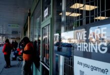 Economía EU desafía a Trump y genera 115,000 nuevos empleos en abril y supera las expectativas