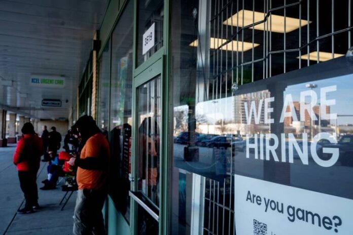 Economía EU desafía a Trump y genera 115,000 nuevos empleos en abril y supera las expectativas