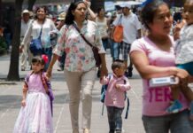 Adelantar el ciclo escolar implicaría 100 horas más de cuidados y 12 días de salario mínimo en los hogares