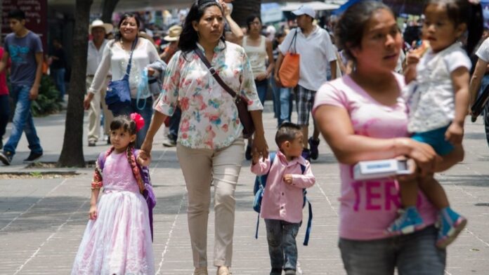 Adelantar el ciclo escolar implicaría 100 horas más de cuidados y 12 días de salario mínimo en los hogares